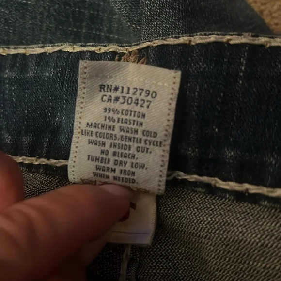 True Religion 
Joey Super T
Size 28
Medium wash
Light distressing - Picture 5 of 7
